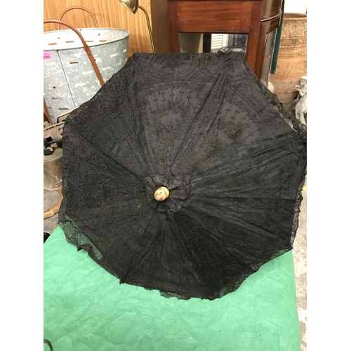 85 - PRETTY VINTAGE PARASOL