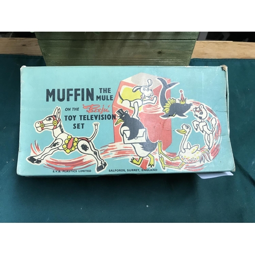 280 - LOVELY VINTAGE BOXED MUFFIN THE MULE TOY TV SET BY BEEJU (1 FILM MISSING)