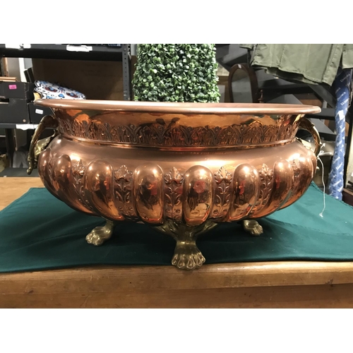 328 - VERY LARGE BEAUTIFUL DECORATIVE BRASS & COPPER ICE HOLDER / PLANTER - 50CMS X 40CMS X 27CMS H