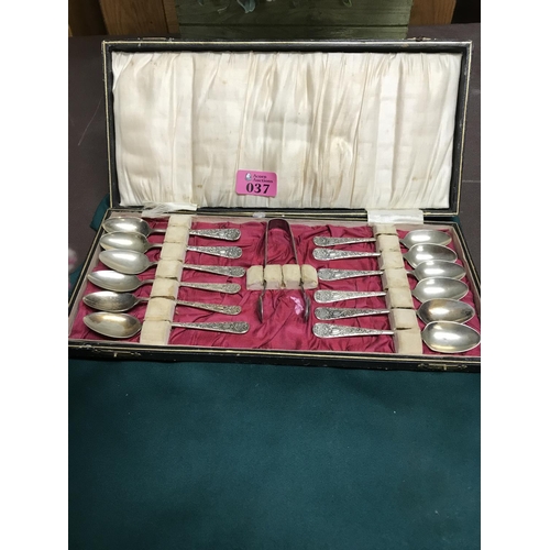 37 - VINTAGE CASED SET OF LOVELY EPNS SPOONS AND SUGAR NIPS