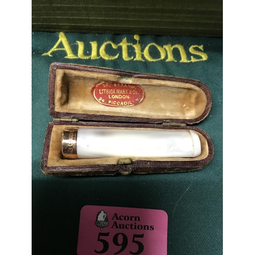 595 - VINTAGE CHEEROT HOLDER IN A CASE WITH 9CT GOLD HALLMARKED BAND