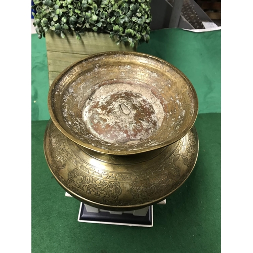 242 - LOVELY QING DYNASTY 19TH CENTURY LARGE CHINESE BRONZE BOWL WITH INSIZED FLORAL DECORATION - 13CMS H