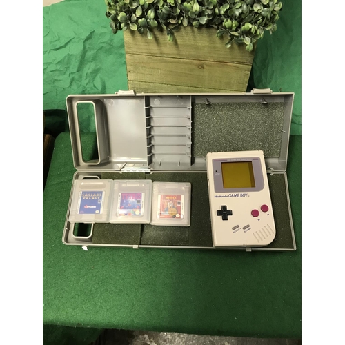 301 - CASED VINTAGE NINTENDO GAME BOY & 3 X GAMES