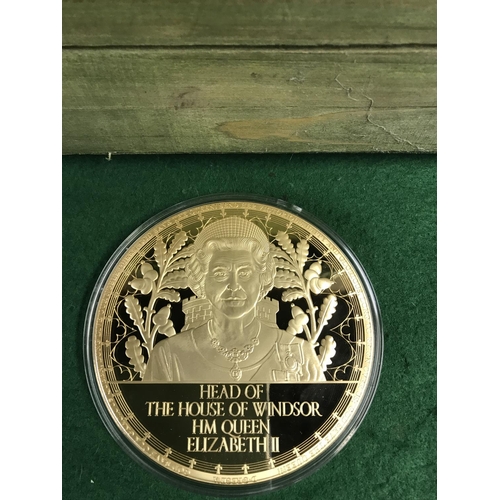 34 - VERY LARGE CASED COMMEMORATIVE COIN 2016 SHOWING THE HEAD OF THE HOUSE OF WINDSOR  - 100MM DIAM