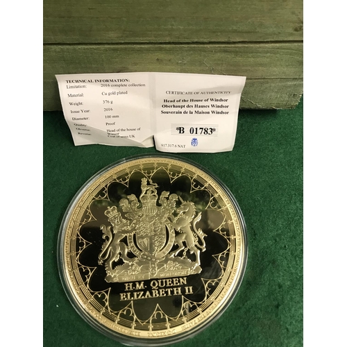 34 - VERY LARGE CASED COMMEMORATIVE COIN 2016 SHOWING THE HEAD OF THE HOUSE OF WINDSOR  - 100MM DIAM