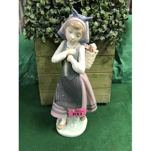 41 - LLADRO GIRL FIGURE CARRYING FLOWERS - 26CMS H