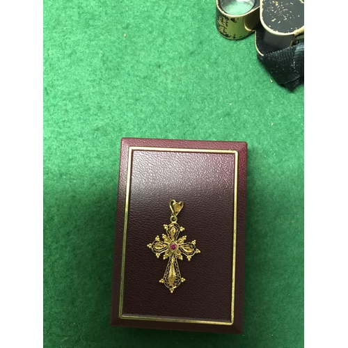 93 - BEAUTIFUL VINTAGE 18CT GOLD CRUCIFIX CROSS  SET RUBY - WEIGHT 3 GRMS - BOX FOR DISPLAY ONLY