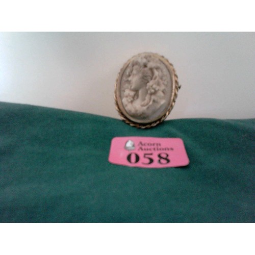 58 - LOVELY VINTAGE CAMEO BROOCH - 5CMS X 4.5CMS