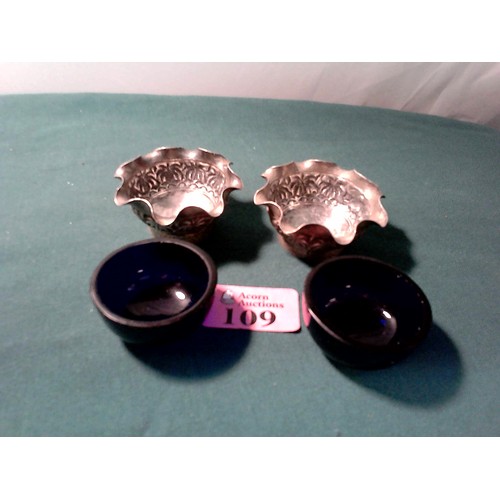 109 - PAIR OF SMALL TESTED 925 SILVER SALTS WITH BLUE GLASS LINERS - WEIGHT WITHOUT LINERS 54GRMS - 3CMS H