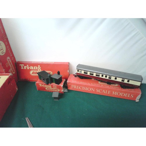 162 - BOXED TRIANGE 00 GAUGE REX TRAIN SET WITH TRANSFORMER & ADDITIONAL CARRIAGES & TRACK