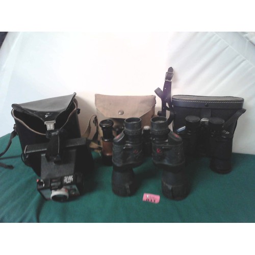 33 - PAIR OF CASED MILITARY BINNOCULARS, RUSSIAN BINNOCULARS & 1 OTHER SET & VINTAGE CASED CAMERA