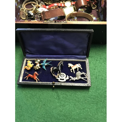 123 - VINTAGE JEWELLERY BOX WITH CONTENTS