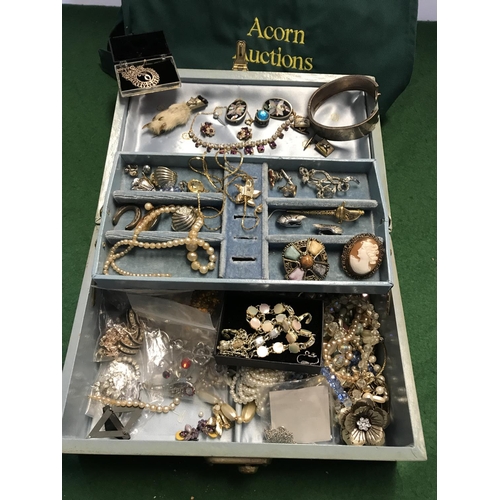 124 - VINTAGE JEWELLERY BOX WITH CONTENTS