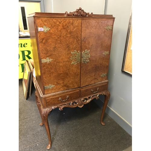 4 - STUNNING 2 DOOR VINTAGE COCKTAIL / GIN CABINET, INTERIOR LIGHTS, 2 X DRAWERS, DECORATIVE FINIALS AND... 