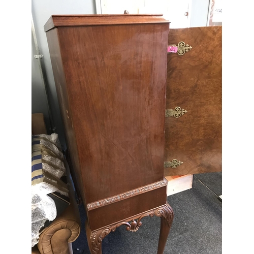 4 - STUNNING 2 DOOR VINTAGE COCKTAIL / GIN CABINET, INTERIOR LIGHTS, 2 X DRAWERS, DECORATIVE FINIALS AND... 