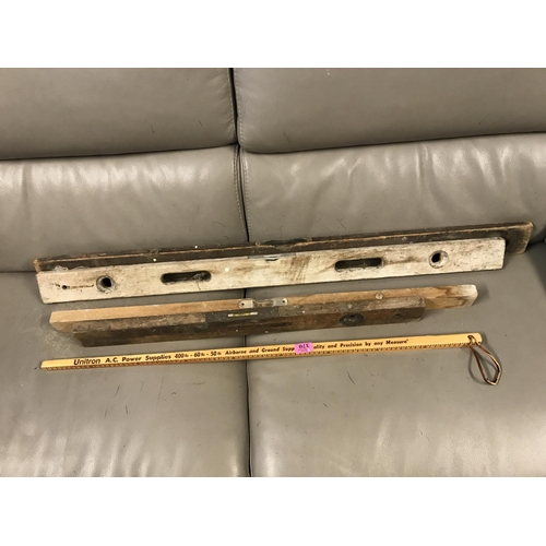 370 - 4 X EARLY SPIRIT LEVELS & 1 X MEASURING ROD