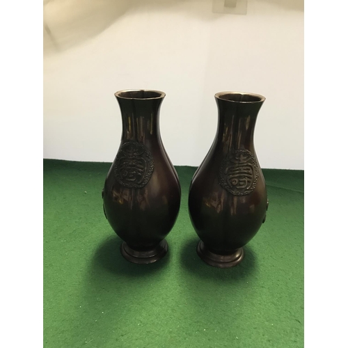 412 - PAIR OF HEAVY EXCELLENT QUING DYNASTY VASES - DEPICTING CHINESE FIGURES & CALIGRAPHY - 25CMS H