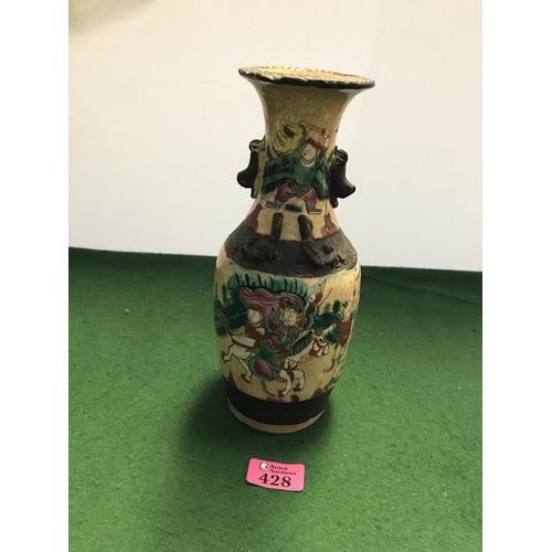 428 - UNUSUAL ORIENTAL VASE DEPICTING FIGHTING SAMURI - AGE UNKNOWN - SOME CHIPS TO RIM - 25CMS H