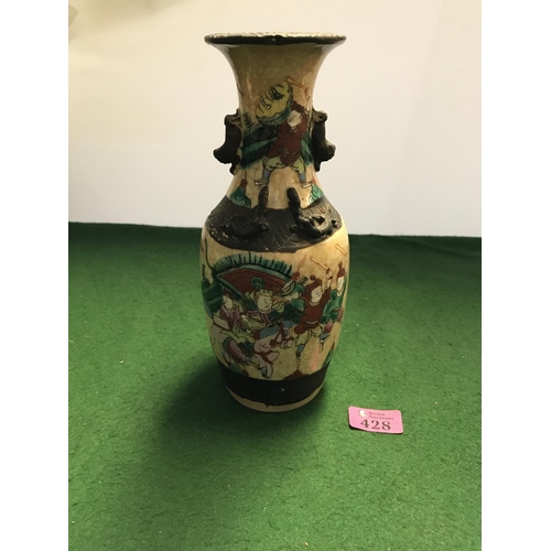 428 - UNUSUAL ORIENTAL VASE DEPICTING FIGHTING SAMURI - AGE UNKNOWN - SOME CHIPS TO RIM - 25CMS H