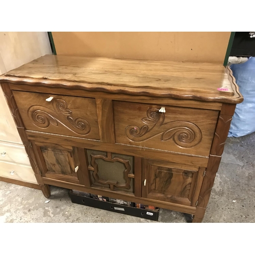 592 - LOVELY POPTEJOLY 1955 RADIOGRAMME WITH RECORD DECK IN A LOVELY WOODEN CARVED UNIT - 110CMS X 90CMS H... 