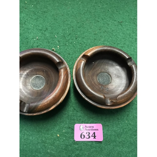 634 - PAIR OF VINTAGE WOODEN ASHTRAYS WITH INSET 1945 JAMAICAN FARTHING COINS - 1 SMALL CHIP - 10CMS DIAM