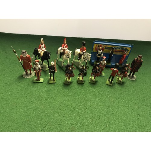 383 - 16 X VARIOUS DIECAST SOLDEIRS INC HORSEBACK