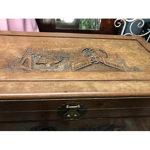 10 - LARGE ORIENTAL CAMPHOR WOOD CHEST WITH BRASS FITTINGS & CHINESE SCENE - OVERALL 100CMS W X 65CMS H X... 