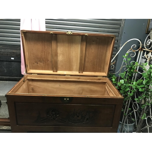 10 - LARGE ORIENTAL CAMPHOR WOOD CHEST WITH BRASS FITTINGS & CHINESE SCENE - OVERALL 100CMS W X 65CMS H X... 