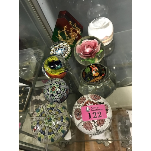 122 - 9 X VARIOUS GLASS PAPERWEIGHTS