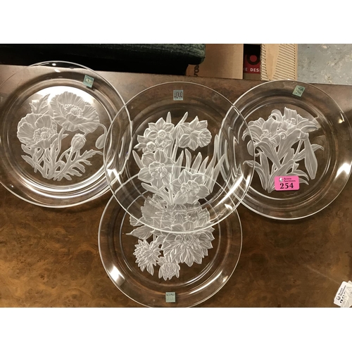 254 - 4 X HOYA CRYSTAL GLASS SIGNED PLATES - 21CMS DIAM