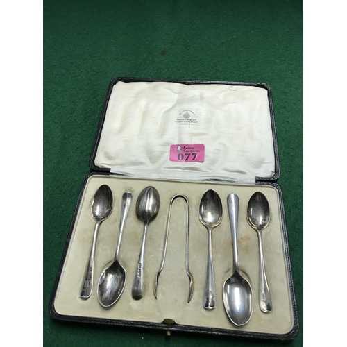 77 - LOVELY CASED SET OF 5 X MAPPIN & WEBB SILVER HALLMARKED TEA SPOONS AND TONGS & 1 X PLATED TEA SPOON