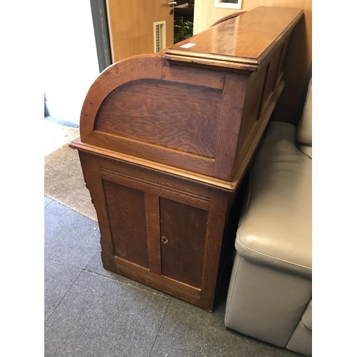 006 - BEAUTIFUL EARLY C1900 ROLL TOP DESK/BUREAU - 1 X CUPBOARD TO EACH SIDE & 5 X DRAWERS & 1 X CUPBOARD ... 