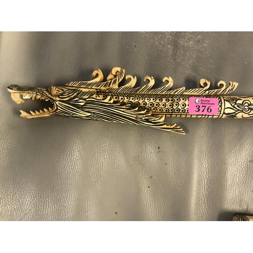 376 - REALY STUNNING EARLY RARE ORIENTAL CARVED BONE BLOWPIPE IN THE FORM OF A DRAGON - DARTS INSIDE - AGE... 