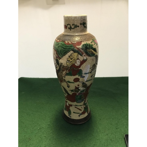 389 - LOVLEY ORIENTAL VASE DECORATED WITH FIGHTING SAMURI - AGE UNKNOW - SOME DAMAGE - 31CMS H