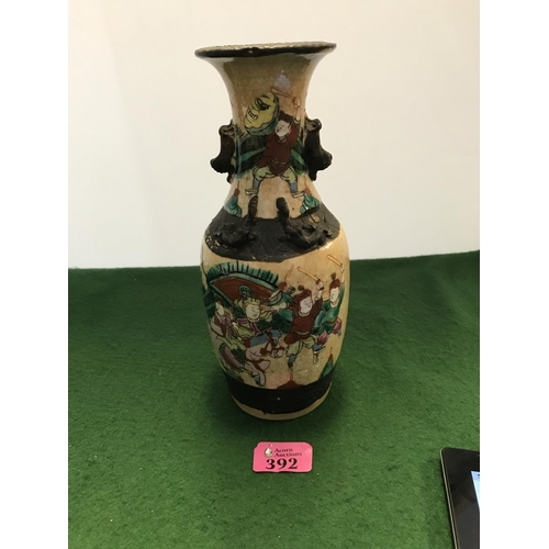 392 - LOVELY ORIENTAL VASE DEPICTING SAMURI - DAMAGE TO TOP - MARKS TO BASE - 25CMS H