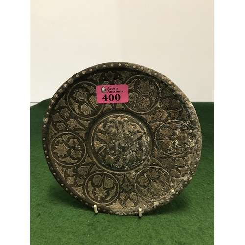 400 - LOVELY EARLY HEAVY EASTERN STYLE DECORATIVE METAL PLATE - 20CMS DIAM - POSSIBLY SILVER