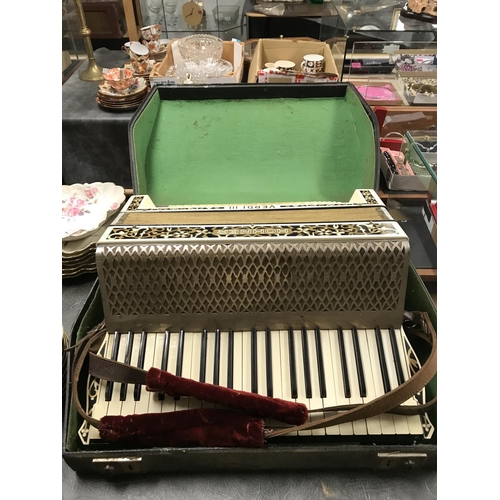 737B - CASED HOHNER VERDI 111 ACCORDIAN