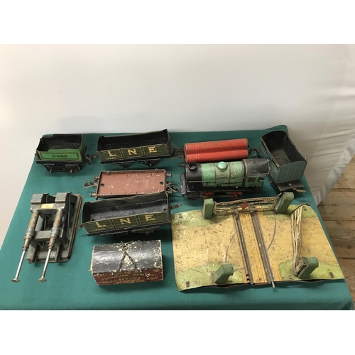 769 - BOX OF VINTAGE TINPLATE RAILWAY ITEMS