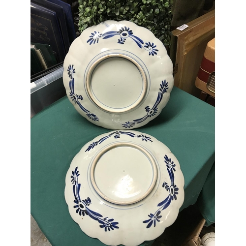 522 - LARGE PAIR OF ORIENTAL WALL PLATES WITH DECORATIVE BACKS - 30CMS DIAM