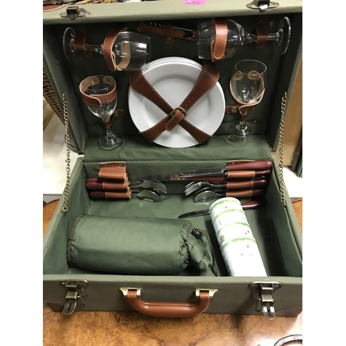 675 - BEAUTIFUL CASED CLASSIC VINTAGE PICNIC HAMPER