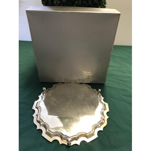 94 - VERY LARGE WALKER & HALL SILVER HALLMARKED TRAY STANDING ON 3 CLAW FEET - 26CMS DIAM - WEIGHT 536GRM... 