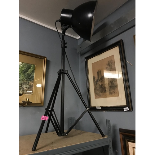 45 - TRIPOD EXTENDING SPOT LAMP - APPROX 100CMS H - ELECTRICAL ITEMS SHOULD BE CHECKED BY A QUALIFIED ELE... 