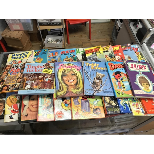 781B - VERY LRGE QTY OF CHILDRRENS VINTAGE ANNUALS INC RUPERT, BEANO, DANDY ETC ETC