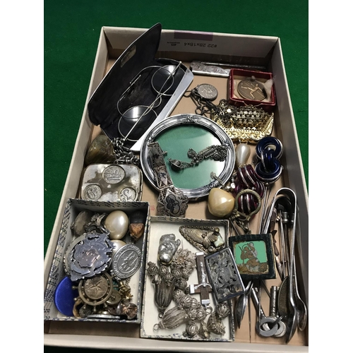 265 - QTY OF LOVELY INTERESTING ITEMS INC SILVER ATTENDANCE MEDAL, COSTUME JEWELLERY, VINTAGE COIN HOLDER ... 