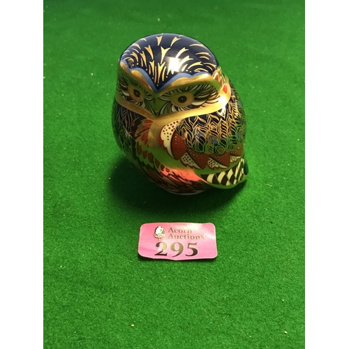 295 - BEAUTIFUL ROYAL CROWN DERBY OWL PAPERWEIGHT WITH SILVER BUTTON - 8CMS H - GREAT CONDITION