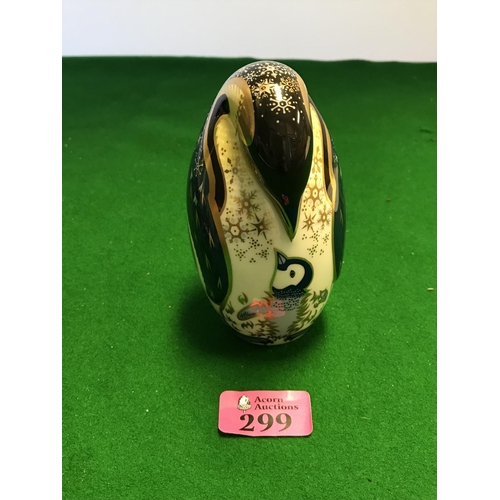 299 - BEAUTIFUL ROYAL CROWN DERBY PENGUIN & CHICK PAPERWEIGHT WITH GOLD BUTTON - 12CMS H - GREAT CONDITION