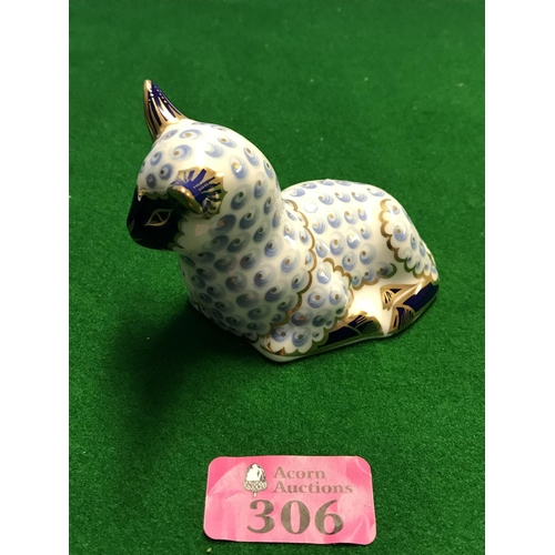 306 - BEAUTIFUL ROYAL CROWN DERBY LAMB PAPERWEIGHT WITH GOLD BUTTON - 6.5CMS H - GREAT CONDITION