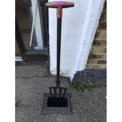 32 - LOVELY METAL BOOT SCRAPE IN THE FORM OF A GARDEN SPADE - 90CMS H
