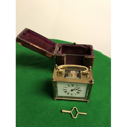 435 - ANTIQUE CASED FRENCH BRASS CARRIAGE CLOCK WITH KEY & VIEWING PANEL - 10CMS H - CLOCKS AND WATCHES AR... 