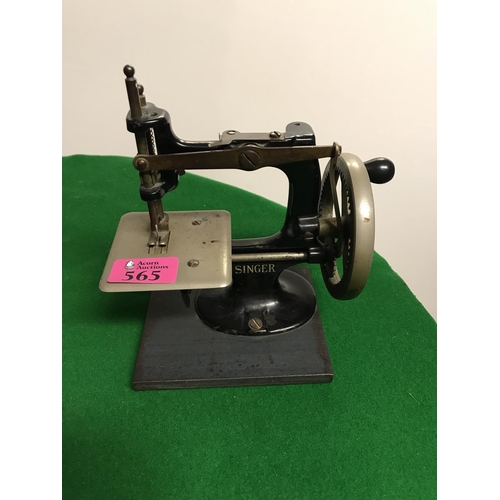 565 - LOVELY MINIATURE VINTAGE SINGER SEWING MACHINE